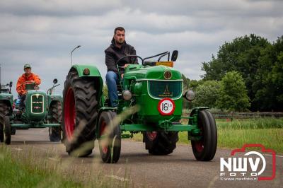 Lange stoet met oude tractoren trok de aandacht tijdens de jaarlijkse toertocht door de buur gemeentes van de gemeente Elburg.   - © NWVFoto.nl