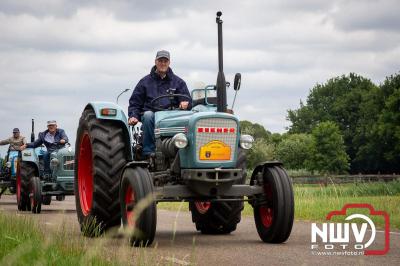 Lange stoet met oude tractoren trok de aandacht tijdens de jaarlijkse toertocht door de buur gemeentes van de gemeente Elburg.   - © NWVFoto.nl