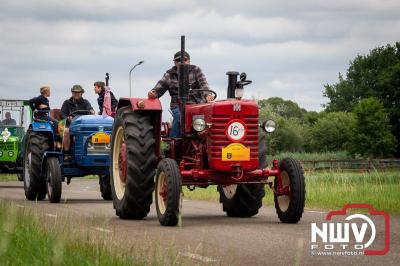 Lange stoet met oude tractoren trok de aandacht tijdens de jaarlijkse toertocht door de buur gemeentes van de gemeente Elburg.   - © NWVFoto.nl