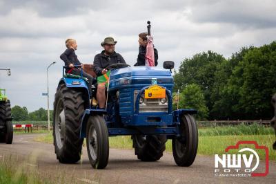 Lange stoet met oude tractoren trok de aandacht tijdens de jaarlijkse toertocht door de buur gemeentes van de gemeente Elburg.   - © NWVFoto.nl
