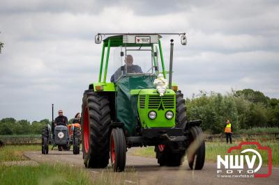 Lange stoet met oude tractoren trok de aandacht tijdens de jaarlijkse toertocht door de buur gemeentes van de gemeente Elburg.   - © NWVFoto.nl