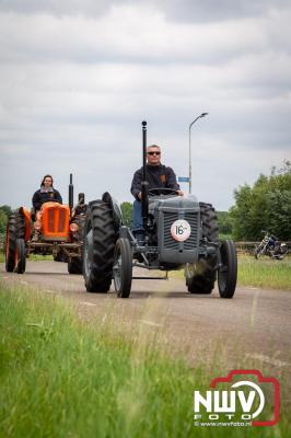 Lange stoet met oude tractoren trok de aandacht tijdens de jaarlijkse toertocht door de buur gemeentes van de gemeente Elburg.   - © NWVFoto.nl
