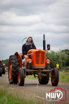 Lange stoet met oude tractoren trok de aandacht tijdens de jaarlijkse toertocht door de buur gemeentes van de gemeente Elburg.   - © NWVFoto.nl
