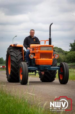 Lange stoet met oude tractoren trok de aandacht tijdens de jaarlijkse toertocht door de buur gemeentes van de gemeente Elburg.   - © NWVFoto.nl