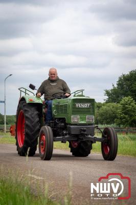 Lange stoet met oude tractoren trok de aandacht tijdens de jaarlijkse toertocht door de buur gemeentes van de gemeente Elburg.   - © NWVFoto.nl