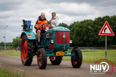 Lange stoet met oude tractoren trok de aandacht tijdens de jaarlijkse toertocht door de buur gemeentes van de gemeente Elburg.   - © NWVFoto.nl