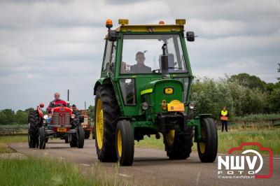 Lange stoet met oude tractoren trok de aandacht tijdens de jaarlijkse toertocht door de buur gemeentes van de gemeente Elburg.   - © NWVFoto.nl