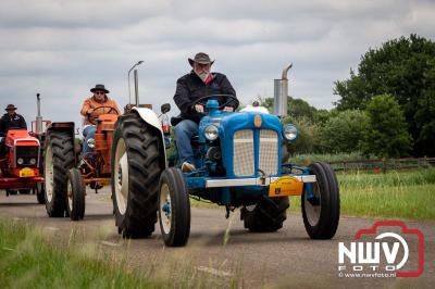 Lange stoet met oude tractoren trok de aandacht tijdens de jaarlijkse toertocht door de buur gemeentes van de gemeente Elburg.   - © NWVFoto.nl