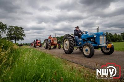 Lange stoet met oude tractoren trok de aandacht tijdens de jaarlijkse toertocht door de buur gemeentes van de gemeente Elburg.   - © NWVFoto.nl