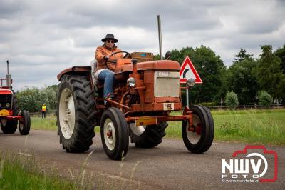 Lange stoet met oude tractoren trok de aandacht tijdens de jaarlijkse toertocht door de buur gemeentes van de gemeente Elburg.   - © NWVFoto.nl