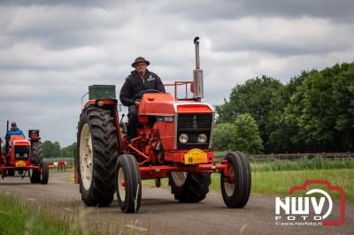 Lange stoet met oude tractoren trok de aandacht tijdens de jaarlijkse toertocht door de buur gemeentes van de gemeente Elburg.   - © NWVFoto.nl