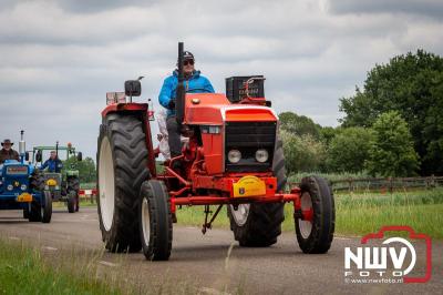 Lange stoet met oude tractoren trok de aandacht tijdens de jaarlijkse toertocht door de buur gemeentes van de gemeente Elburg.   - © NWVFoto.nl