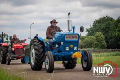 Lange stoet met oude tractoren trok de aandacht tijdens de jaarlijkse toertocht door de buur gemeentes van de gemeente Elburg.   - © NWVFoto.nl