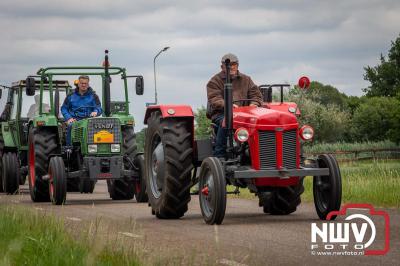 Lange stoet met oude tractoren trok de aandacht tijdens de jaarlijkse toertocht door de buur gemeentes van de gemeente Elburg.   - © NWVFoto.nl