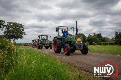 Lange stoet met oude tractoren trok de aandacht tijdens de jaarlijkse toertocht door de buur gemeentes van de gemeente Elburg.   - © NWVFoto.nl