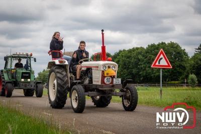 Lange stoet met oude tractoren trok de aandacht tijdens de jaarlijkse toertocht door de buur gemeentes van de gemeente Elburg.   - © NWVFoto.nl