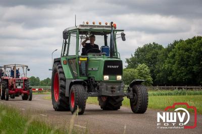 Lange stoet met oude tractoren trok de aandacht tijdens de jaarlijkse toertocht door de buur gemeentes van de gemeente Elburg.   - © NWVFoto.nl