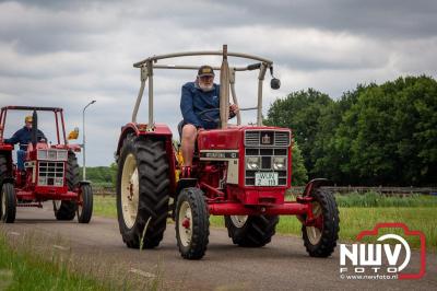 Lange stoet met oude tractoren trok de aandacht tijdens de jaarlijkse toertocht door de buur gemeentes van de gemeente Elburg.   - © NWVFoto.nl