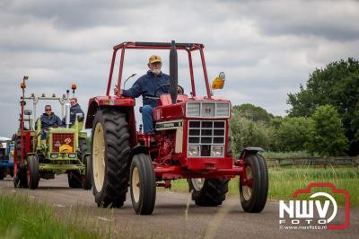 Lange stoet met oude tractoren trok de aandacht tijdens de jaarlijkse toertocht door de buur gemeentes van de gemeente Elburg.   - © NWVFoto.nl