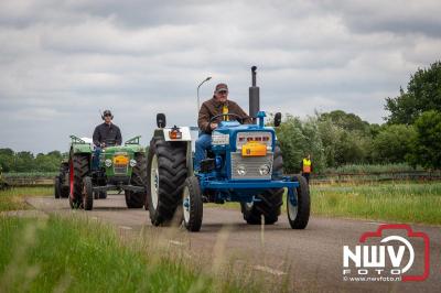 Lange stoet met oude tractoren trok de aandacht tijdens de jaarlijkse toertocht door de buur gemeentes van de gemeente Elburg.   - © NWVFoto.nl