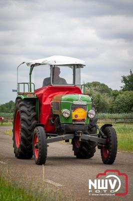 Lange stoet met oude tractoren trok de aandacht tijdens de jaarlijkse toertocht door de buur gemeentes van de gemeente Elburg.   - © NWVFoto.nl
