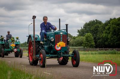 Lange stoet met oude tractoren trok de aandacht tijdens de jaarlijkse toertocht door de buur gemeentes van de gemeente Elburg.   - © NWVFoto.nl
