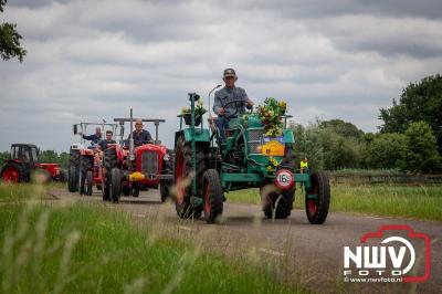 Lange stoet met oude tractoren trok de aandacht tijdens de jaarlijkse toertocht door de buur gemeentes van de gemeente Elburg.   - © NWVFoto.nl