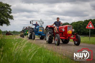 Lange stoet met oude tractoren trok de aandacht tijdens de jaarlijkse toertocht door de buur gemeentes van de gemeente Elburg.   - © NWVFoto.nl