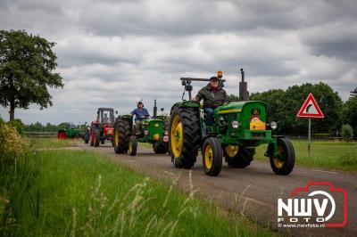 Lange stoet met oude tractoren trok de aandacht tijdens de jaarlijkse toertocht door de buur gemeentes van de gemeente Elburg.   - © NWVFoto.nl