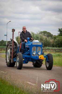 Lange stoet met oude tractoren trok de aandacht tijdens de jaarlijkse toertocht door de buur gemeentes van de gemeente Elburg.   - © NWVFoto.nl