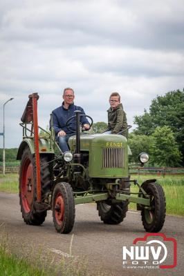 Lange stoet met oude tractoren trok de aandacht tijdens de jaarlijkse toertocht door de buur gemeentes van de gemeente Elburg.   - © NWVFoto.nl