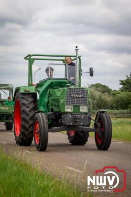 Lange stoet met oude tractoren trok de aandacht tijdens de jaarlijkse toertocht door de buur gemeentes van de gemeente Elburg.   - © NWVFoto.nl