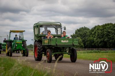 Lange stoet met oude tractoren trok de aandacht tijdens de jaarlijkse toertocht door de buur gemeentes van de gemeente Elburg.   - © NWVFoto.nl
