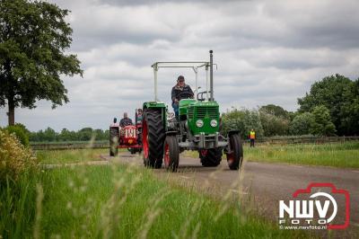 Lange stoet met oude tractoren trok de aandacht tijdens de jaarlijkse toertocht door de buur gemeentes van de gemeente Elburg.   - © NWVFoto.nl