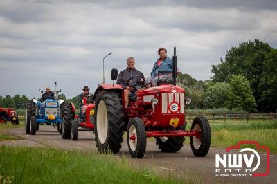 Lange stoet met oude tractoren trok de aandacht tijdens de jaarlijkse toertocht door de buur gemeentes van de gemeente Elburg.   - © NWVFoto.nl