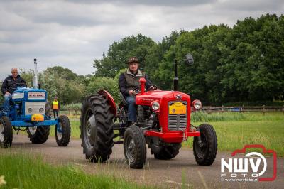 Lange stoet met oude tractoren trok de aandacht tijdens de jaarlijkse toertocht door de buur gemeentes van de gemeente Elburg.   - © NWVFoto.nl