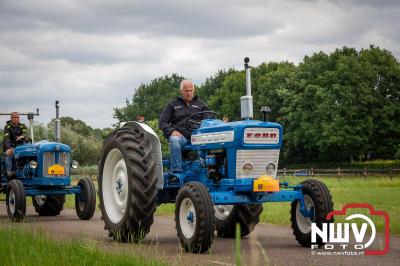 Lange stoet met oude tractoren trok de aandacht tijdens de jaarlijkse toertocht door de buur gemeentes van de gemeente Elburg.   - © NWVFoto.nl