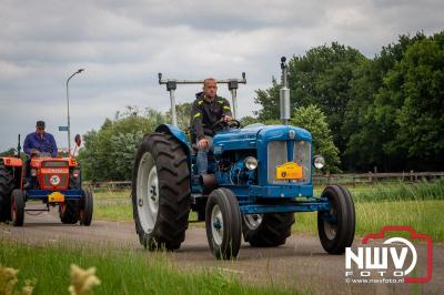 Lange stoet met oude tractoren trok de aandacht tijdens de jaarlijkse toertocht door de buur gemeentes van de gemeente Elburg.   - © NWVFoto.nl