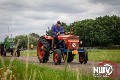Lange stoet met oude tractoren trok de aandacht tijdens de jaarlijkse toertocht door de buur gemeentes van de gemeente Elburg.   - © NWVFoto.nl