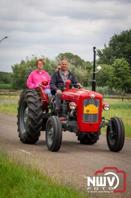 Lange stoet met oude tractoren trok de aandacht tijdens de jaarlijkse toertocht door de buur gemeentes van de gemeente Elburg.   - © NWVFoto.nl