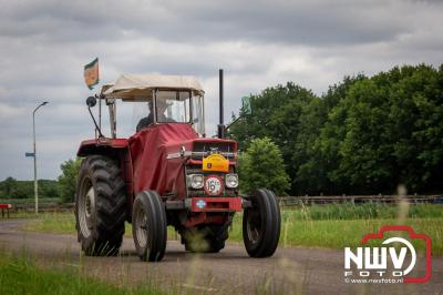 Lange stoet met oude tractoren trok de aandacht tijdens de jaarlijkse toertocht door de buur gemeentes van de gemeente Elburg.   - © NWVFoto.nl