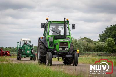 Lange stoet met oude tractoren trok de aandacht tijdens de jaarlijkse toertocht door de buur gemeentes van de gemeente Elburg.   - © NWVFoto.nl