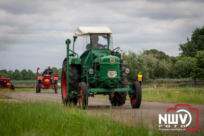 Lange stoet met oude tractoren trok de aandacht tijdens de jaarlijkse toertocht door de buur gemeentes van de gemeente Elburg.   - © NWVFoto.nl