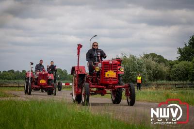 Lange stoet met oude tractoren trok de aandacht tijdens de jaarlijkse toertocht door de buur gemeentes van de gemeente Elburg.   - © NWVFoto.nl