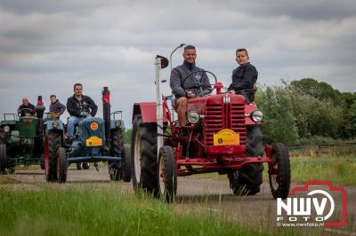 Lange stoet met oude tractoren trok de aandacht tijdens de jaarlijkse toertocht door de buur gemeentes van de gemeente Elburg.   - © NWVFoto.nl