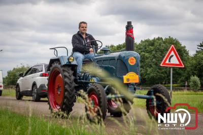 Lange stoet met oude tractoren trok de aandacht tijdens de jaarlijkse toertocht door de buur gemeentes van de gemeente Elburg.   - © NWVFoto.nl