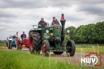 Lange stoet met oude tractoren trok de aandacht tijdens de jaarlijkse toertocht door de buur gemeentes van de gemeente Elburg.   - © NWVFoto.nl