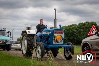 Lange stoet met oude tractoren trok de aandacht tijdens de jaarlijkse toertocht door de buur gemeentes van de gemeente Elburg.   - © NWVFoto.nl