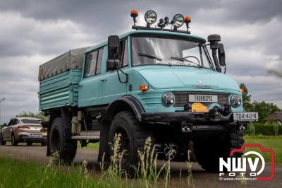 Lange stoet met oude tractoren trok de aandacht tijdens de jaarlijkse toertocht door de buur gemeentes van de gemeente Elburg.   - © NWVFoto.nl
