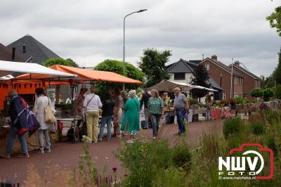 Dorpsfeest Oostendorp Bruist met muziek marktkramen en kinderkleedjes markt. - © NWVFoto.nl